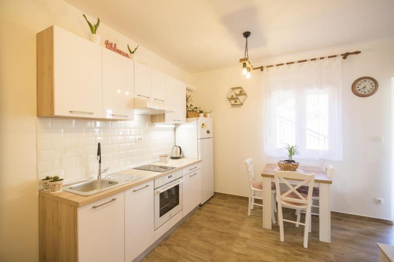 Little Bee Apartment Комижа Экстерьер фото